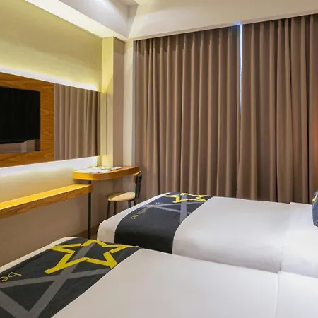 Yellow Star Ambarukmo Hotel Pakualaman Exterior photo