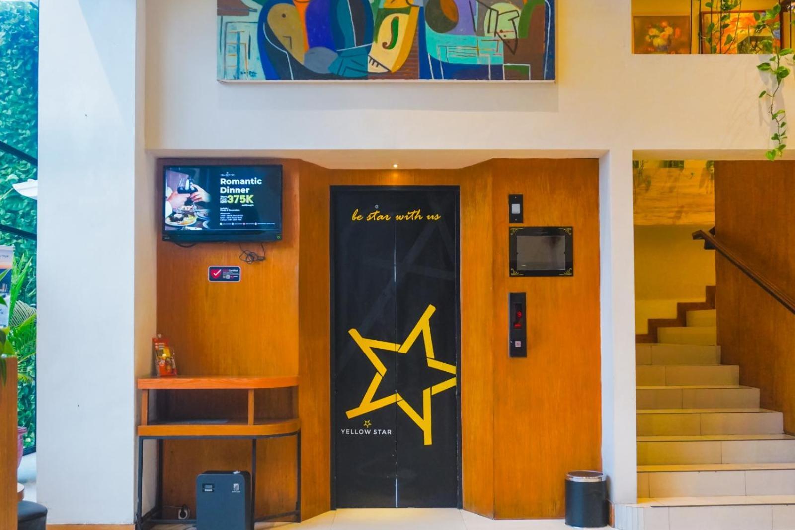 Yellow Star Ambarukmo Hotel 3*